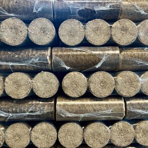 Visuel non contractuel ADOBE des sachets de bûches de bois compressée fournis par l'entreprise sur ce site internet